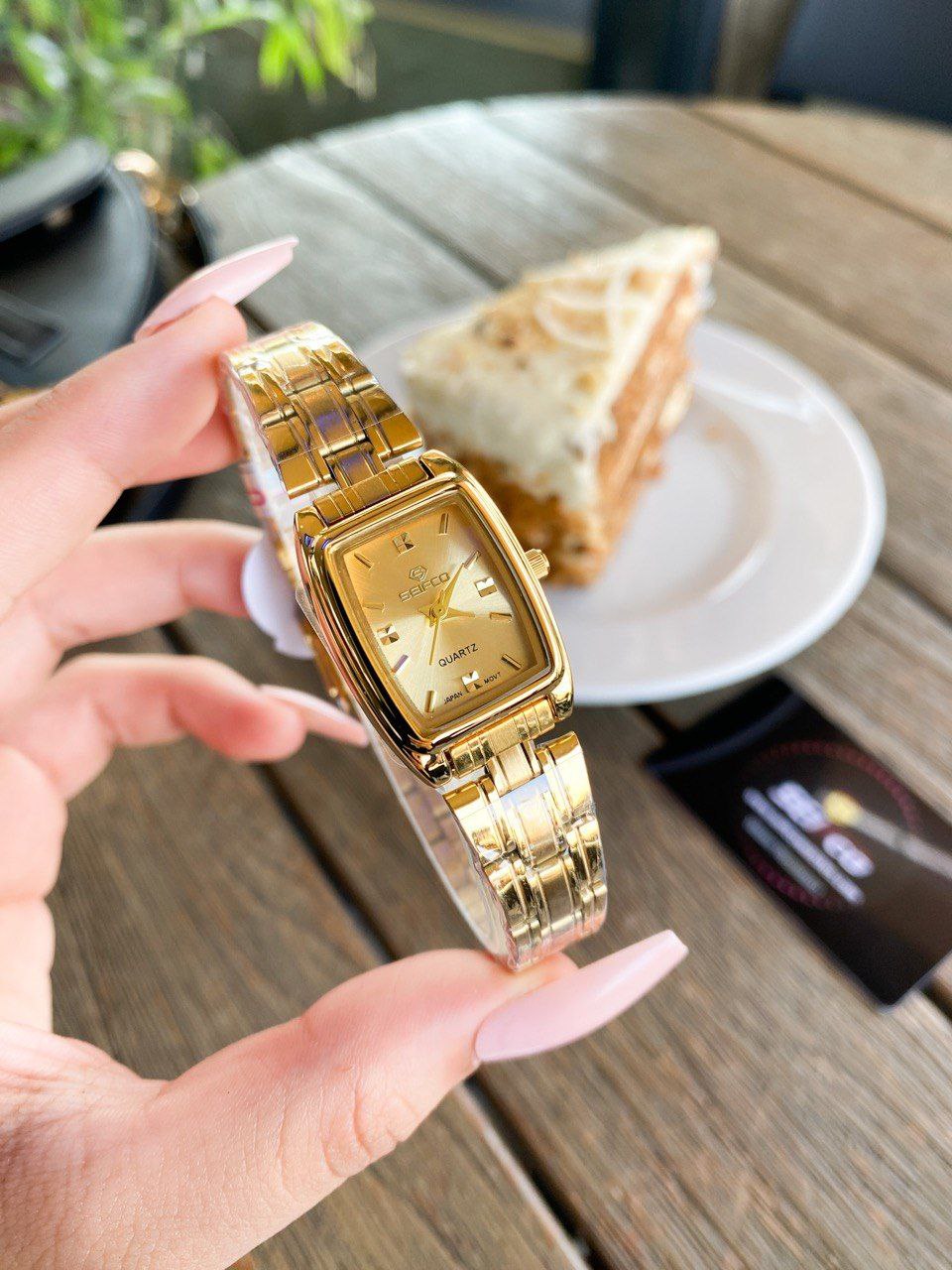 SEIFCO Classic Women’s Stainless Steel Quartz Watch with Gold Dial and Gold Bracelet - الصورة 4