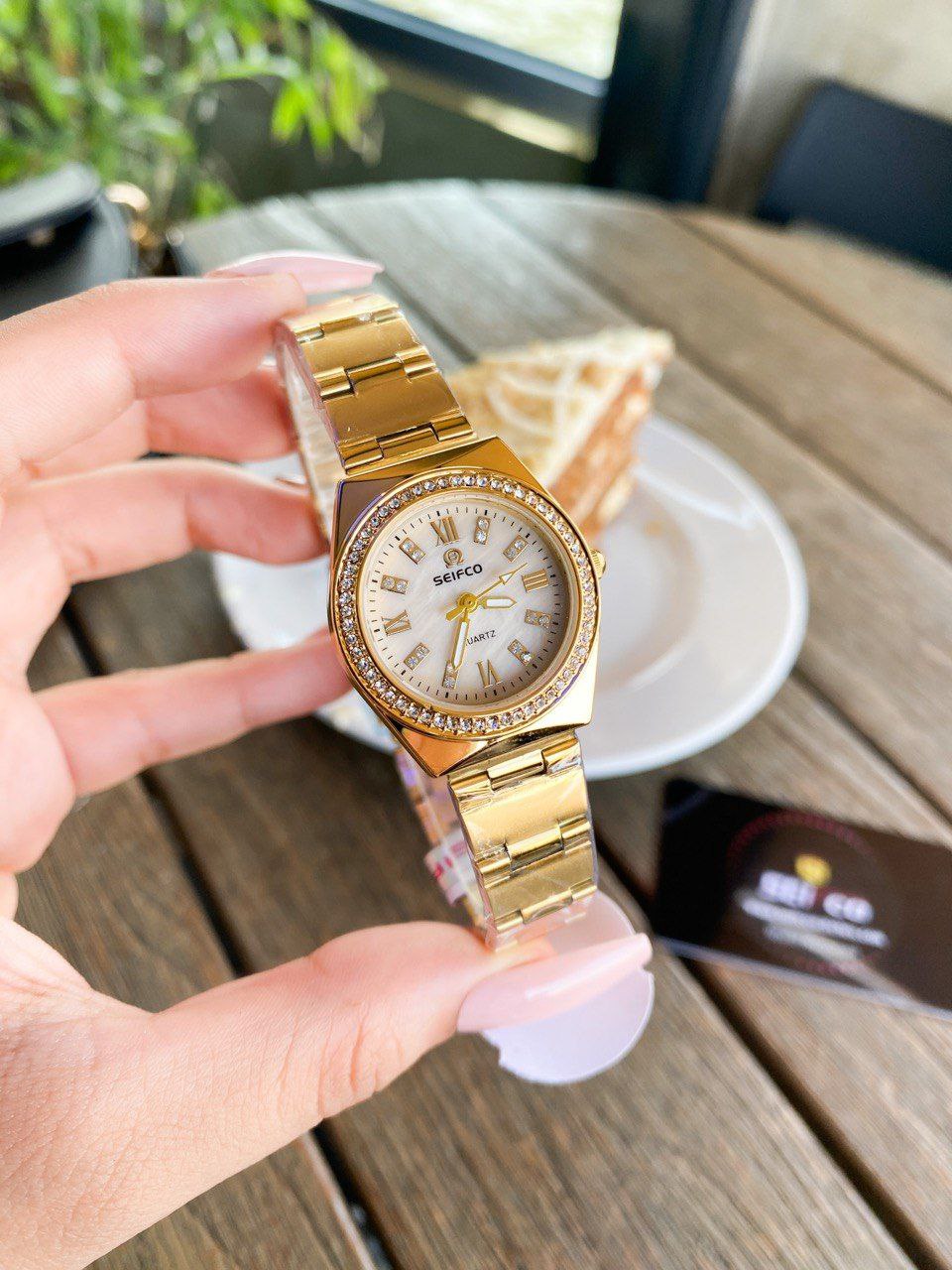 SEIFCO Classic Women’s Stainless Steel Quartz Watch with Gold Dial and Gold Bracelet - الصورة 2
