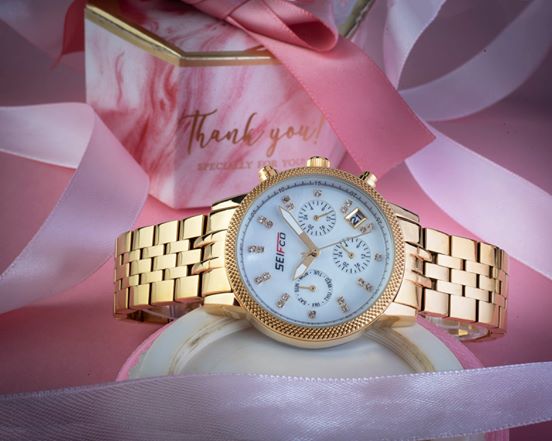 Women’s Stainless Steel Watch with White Mother of Pearl Dial and Gold Bracelet - الصورة 2