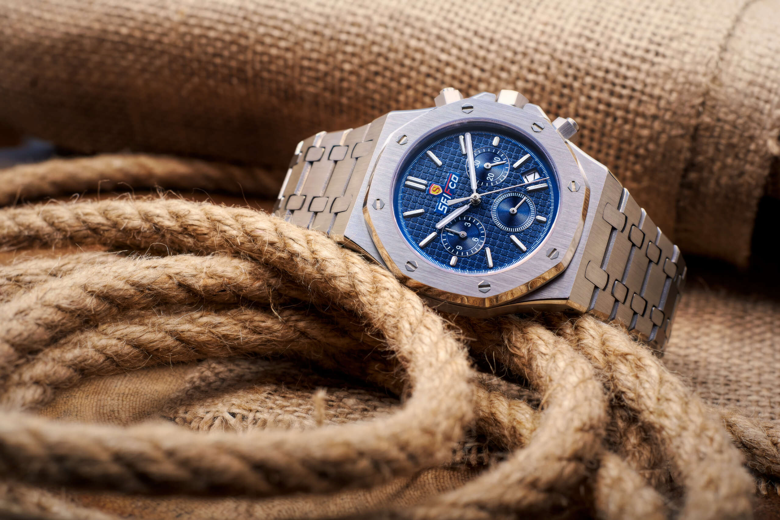 Men’s Stainless Steel Watch with Textured Blue Dial and Silver Bracelet - الصورة 2